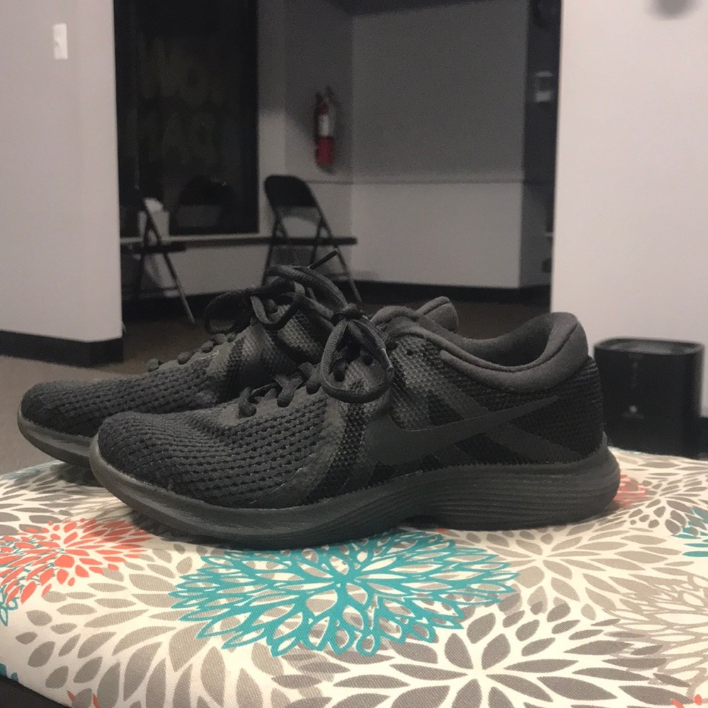 Nike Revolution 4 all black